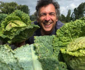 Bruno sait planter des choux!